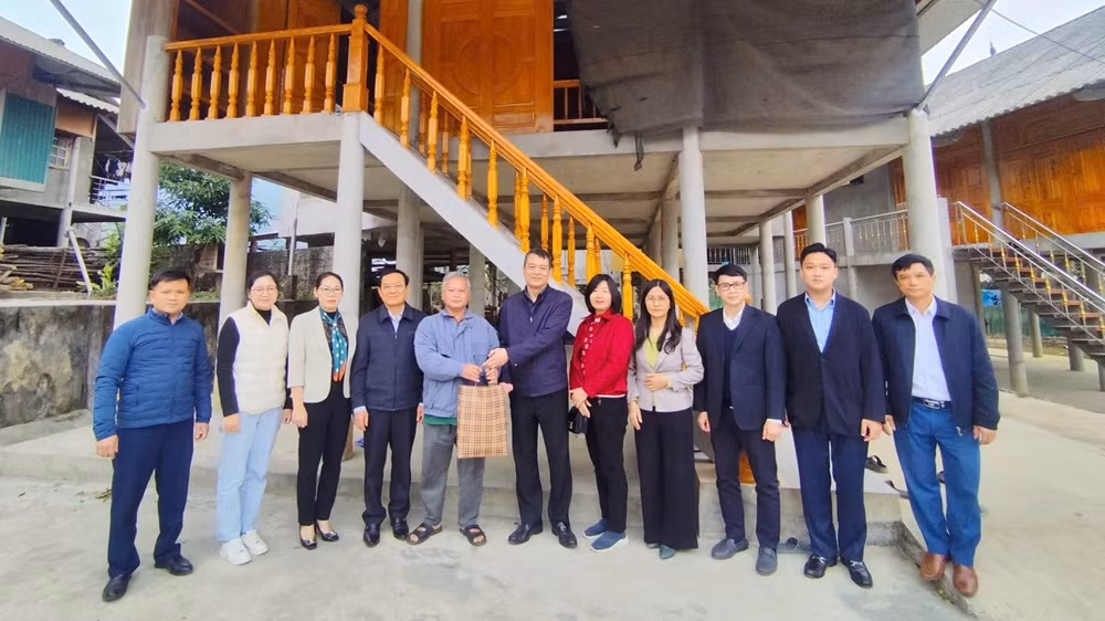 Trao quà cho hộ nghèo tại xã Phan Thanh. (Ảnh: THANH SƠN)