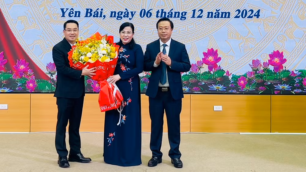 Đại diện Ban Tổ chức trung ương tặng hoa chúc mừng đồng chí Nguyễn Tuấn Anh. (Ảnh: THANH SƠN)