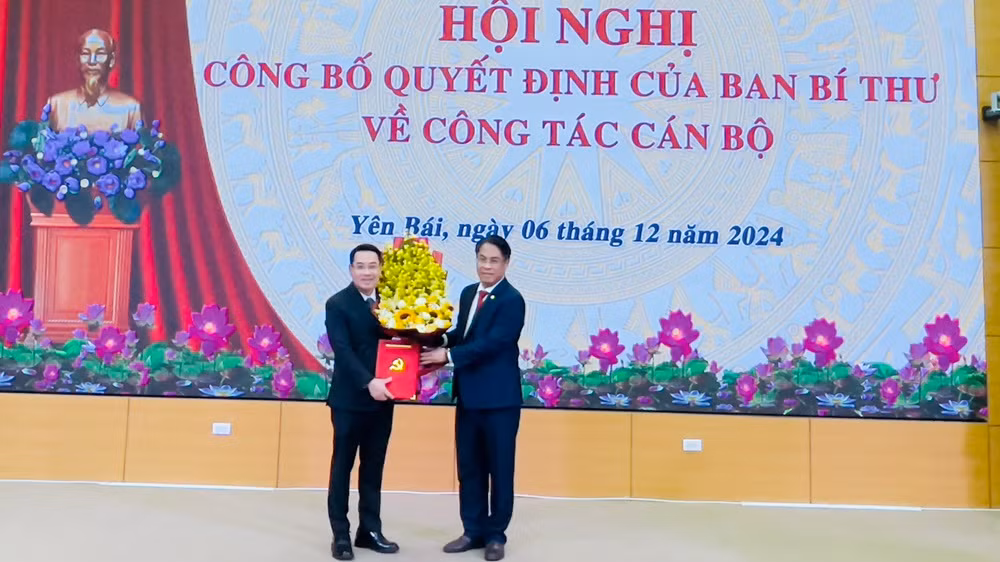Đại diện Ban Tổ Chức Trung ương trao quyết định và tặng hoa chúc mừng đồng chí Nguyễn Tuấn Anh. (Ảnh: THANH SƠN)