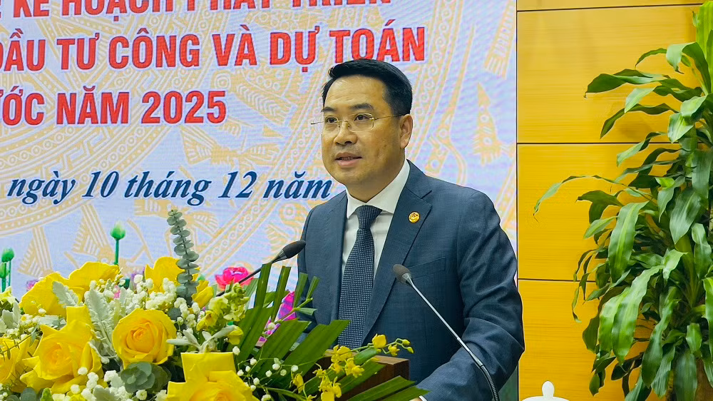 Chủ tịch Ủy ban nhân dân tỉnh Nguyễn Tuấn Anh phát biểu triển khai nhiệm vụ năm 2025. (Ảnh: THANH SƠN)