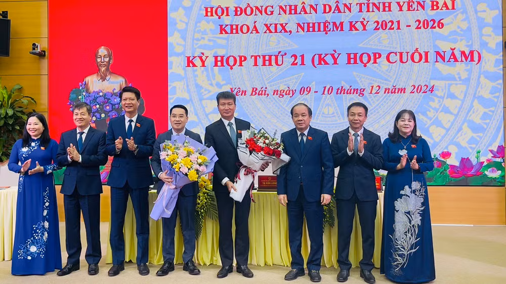 Lãnh đạo chủ chốt tỉnh Yên Bái tặng hoa chúc mừng. (Ảnh: THANH SƠN)