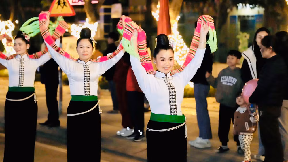 Xòe Thái trên đường phố trong lễ hội. (Ảnh: THANH SƠN)