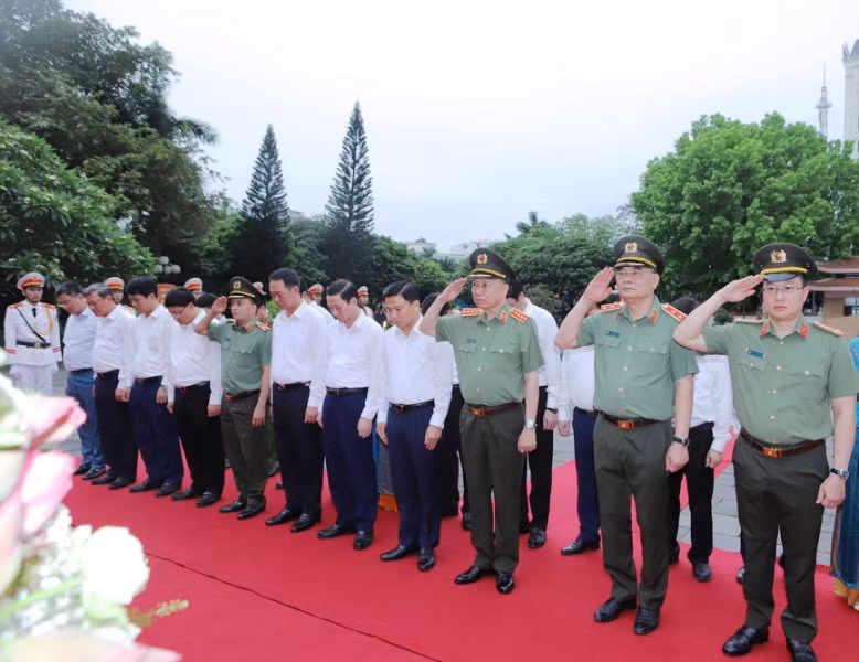 Đại tướng Tô Lâm cùng đoàn công tác tưởng niệm Chủ tịch Hồ Chí Minh vĩ đại.