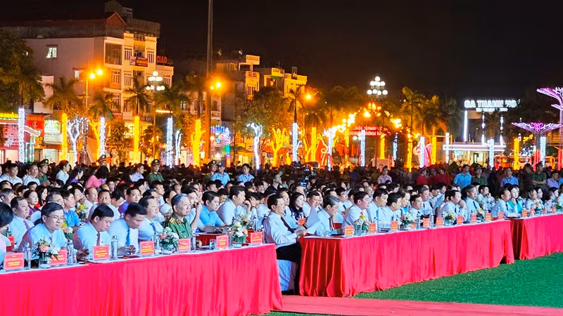 Các đại biểu cùng nhân dân tại Thanh Hóa tham dự điểm cầu truyền hình. 