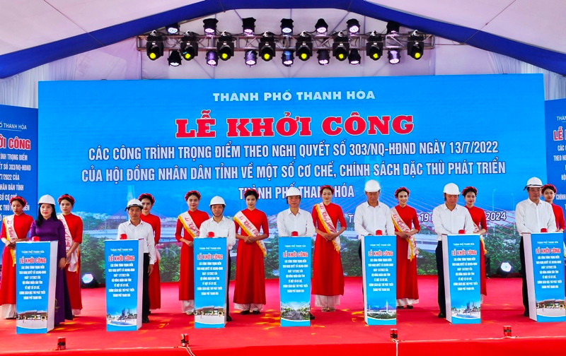Các đại biểu khởi công xây dựng các công trình trọng điểm ở thành phố Thanh Hóa.