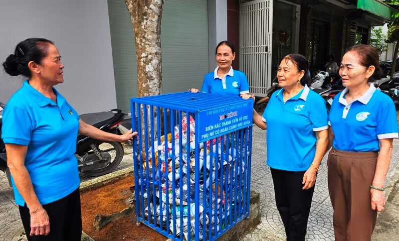 Mô hình "biến rác thải thành tiền" của phụ nữ phường Phú Sơn, thành phố Thanh Hóa.