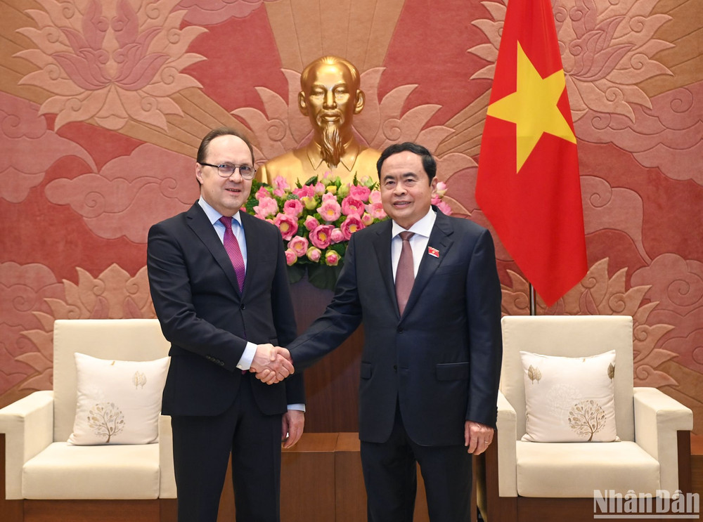 Chủ tịch Quốc hội Trần Thanh Mẫn và Đại sứ Liên bang Nga Gennady Bezdetko. (Ảnh: Duy Linh)