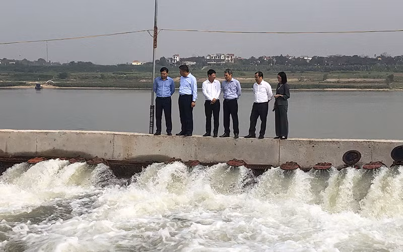 Đoàn công tác của Bộ Nông nghiệp và Phát triển nông thôn kiểm tra việc lấy nước gieo cấy lúa đông xuân.