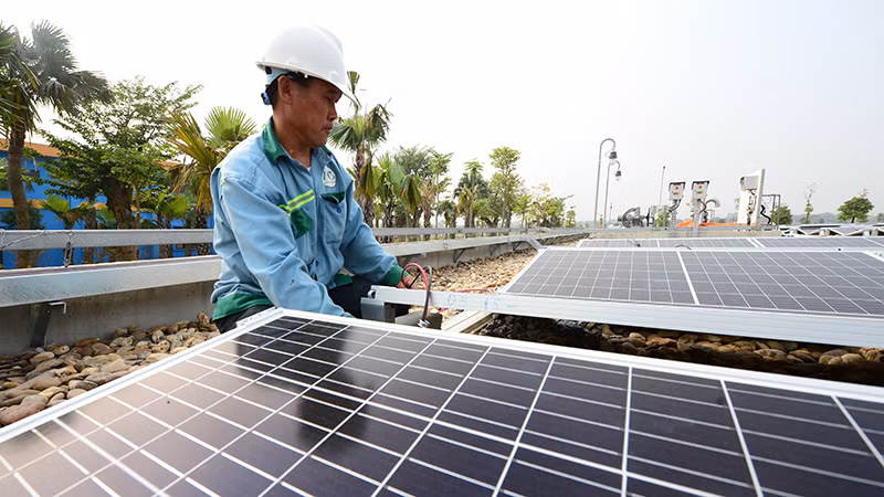 Lắp đặt pin năng lượng mặt trời áp mái tại Nhà máy Nước mặt Sông Đuống (Hà Nội) do Tập đoàn AquaOne đầu tư. (Ảnh TRẦN TUẤN)