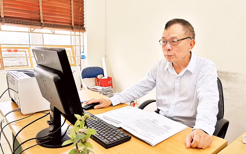 Ông Nguyễn Anh Vĩnh xây dựng kế hoạch sinh hoạt Hội Cựu chiến binh phường Nhật Tân. 