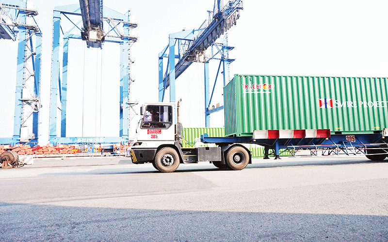 Vận chuyển hàng hóa xuất, nhập khẩu tại cảng Cát Lái, thành phố Thủ Đức.