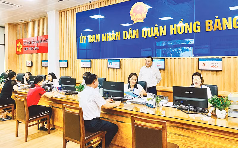 Giải quyết thủ tục hành chính tại bộ phận một cửa UBND quận Hồng Bàng (Hải Phòng).