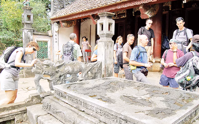 Khách nước ngoài tham quan Đền thờ vua Đinh (huyện Hoa Lư, tỉnh Ninh Bình).
