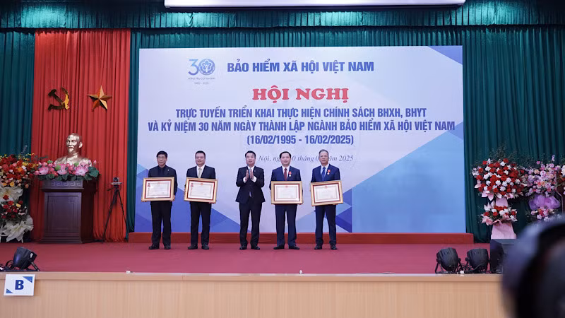 Trao Bằng khen của Thủ tướng tặng các tập thể, cá nhân có đóng góp cho ngành bảo hiểm xã hội Việt Nam.