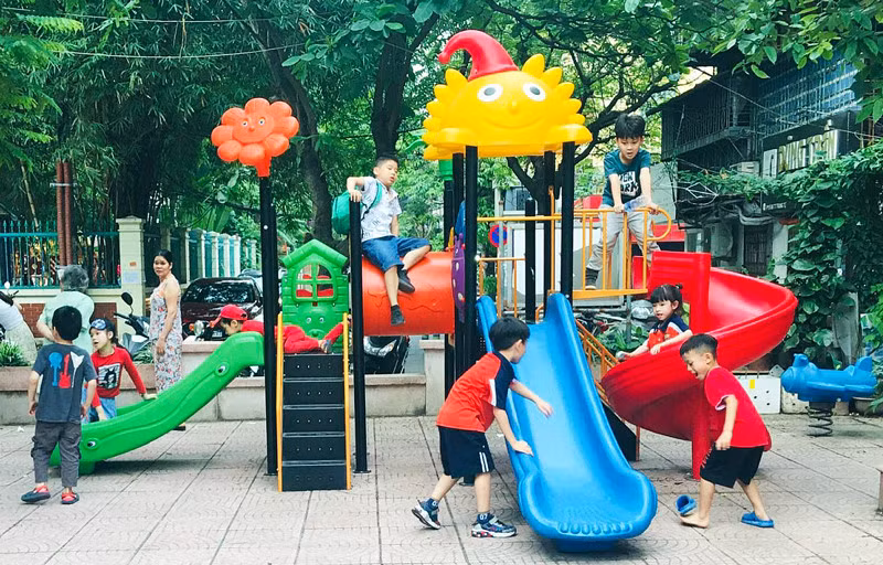 Trẻ em vui chơi tại sân chơi ở khu B, tập thể Trung Tự (quận Đống Đa). (Ảnh: Báo Hà Nội mới)