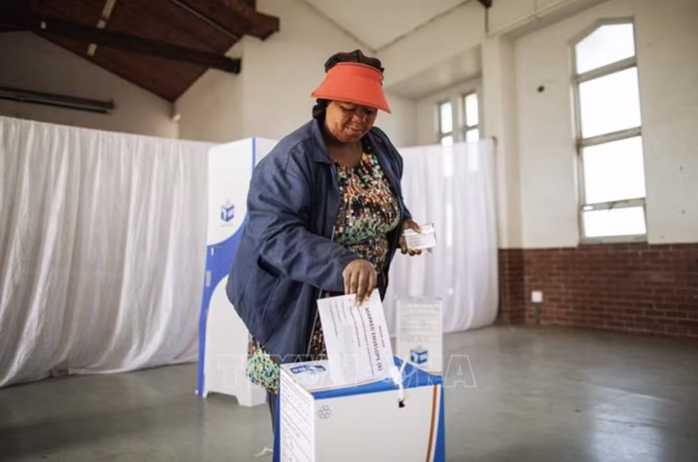 Cử tri bỏ phiếu trong cuộc tổng tuyển cử ở Umlazi, Nam Phi ngày 29/5/2024. (Ảnh: AFP/TTXVN)