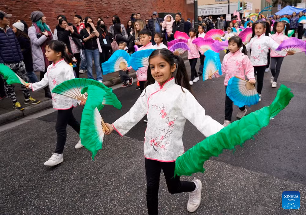 Các em nhỏ tham gia biểu diễn để đón chào năm mới Giáp Thìn tại khu phố người Hoa ở thành phố San Francisco, Mỹ. Ảnh: TÂN HOA XÃ
