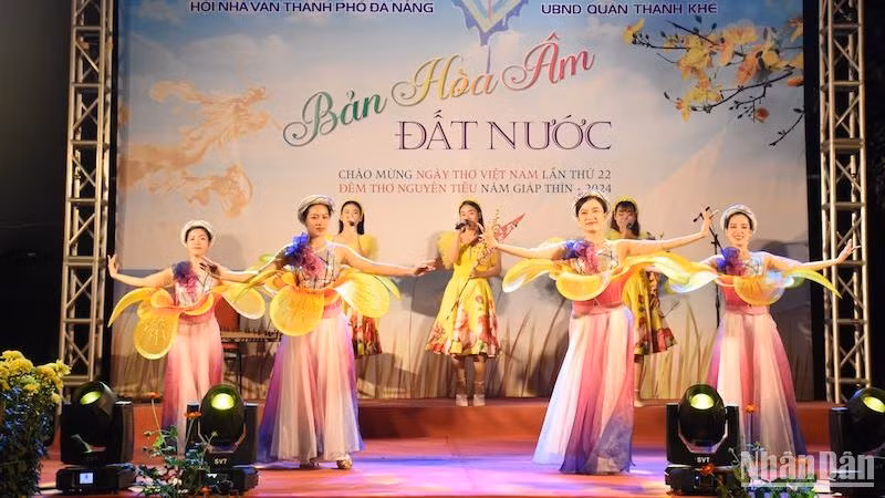 Đêm thơ Nguyên tiêu tại Đà Nẵng mang lại nhiều cảm xúc cho người thưởng thức. (Ảnh: ANH ĐÀO)