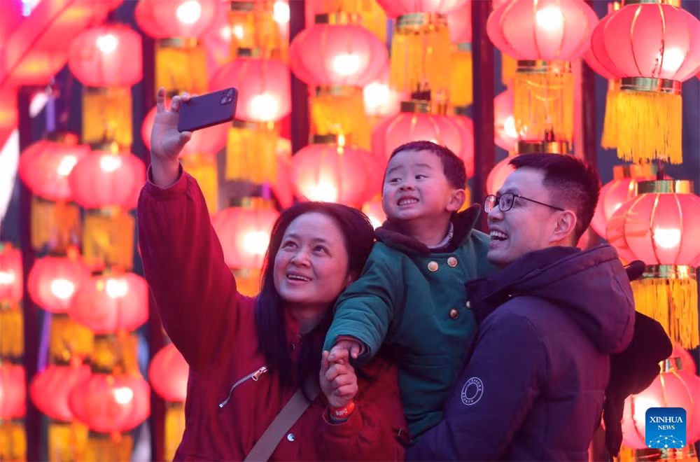 Ấm áp bên người thân trong không gian lung linh sắc màu tại tỉnh Quý Châu, Trung Quốc. Ảnh: TÂN HOA XÃ