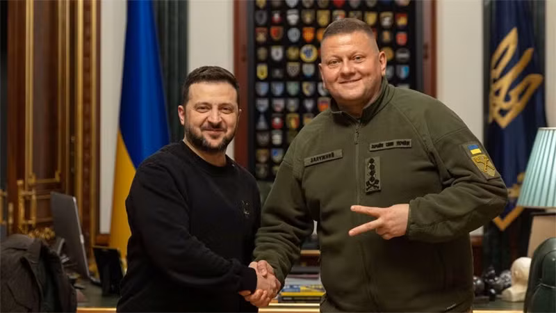 Tổng thống Ukraine Volodymyr Zelensky và ông Valery Zaluzhny tại Kiev, ngày 8/2/2024. Ảnh: REUTERS