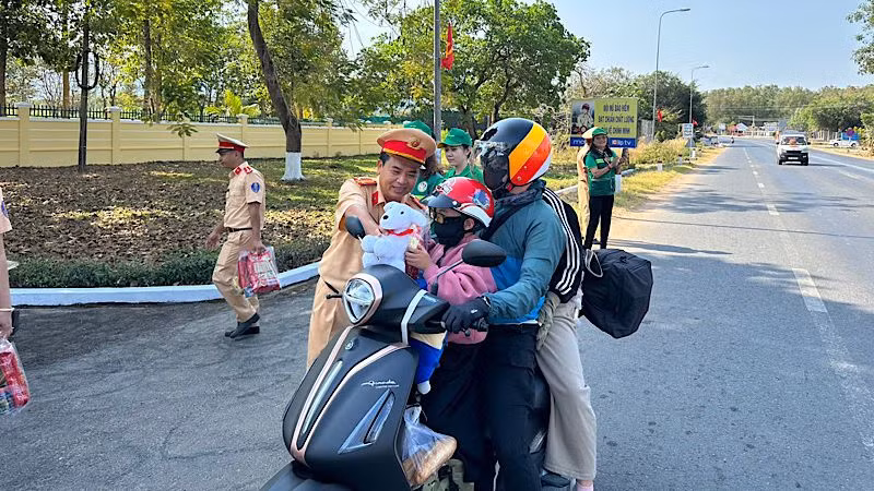 Tiếp sức để nhân dân về quê đón Tết.