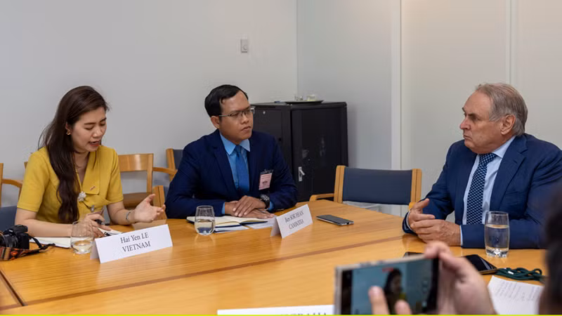 Phóng viên Báo Nhân Dân (ngoài cùng bên trái) phỏng vấn Bộ trưởng Thương mại và Du lịch Australia Don Farrell (ngoài cùng bên phải).