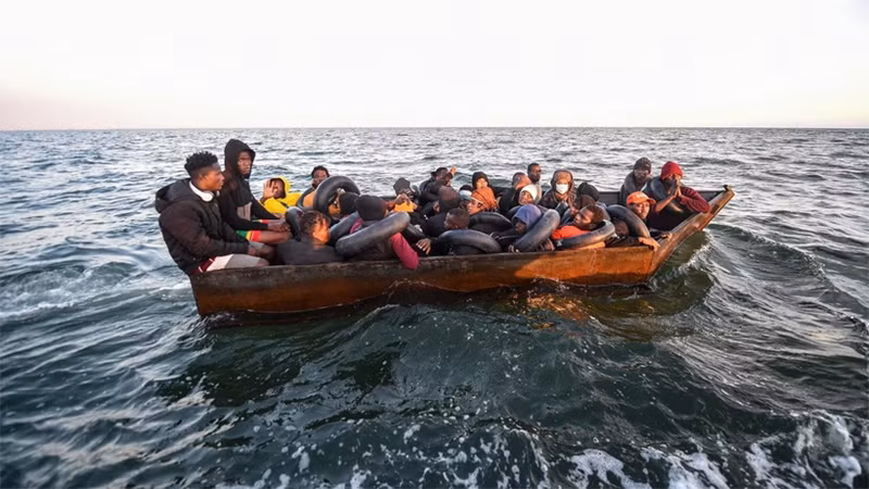 Người di cư chờ được giải cứu trên Địa Trung Hải, ngoài khơi bờ biển Sfax của Tunisia. (Ảnh: AFP/TTXVN)