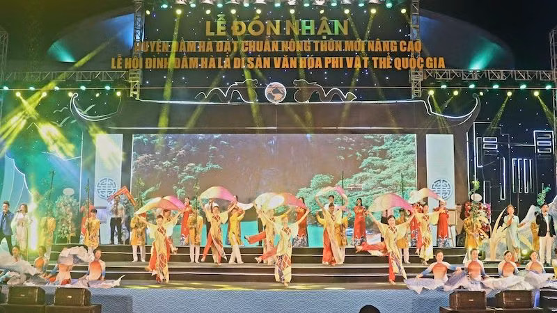 Chương trình nghệ thuật chào mừng Lễ công bố huyện Đầm Hà cán đích nông thôn mới nâng cao đầu tiên trong cả nước.