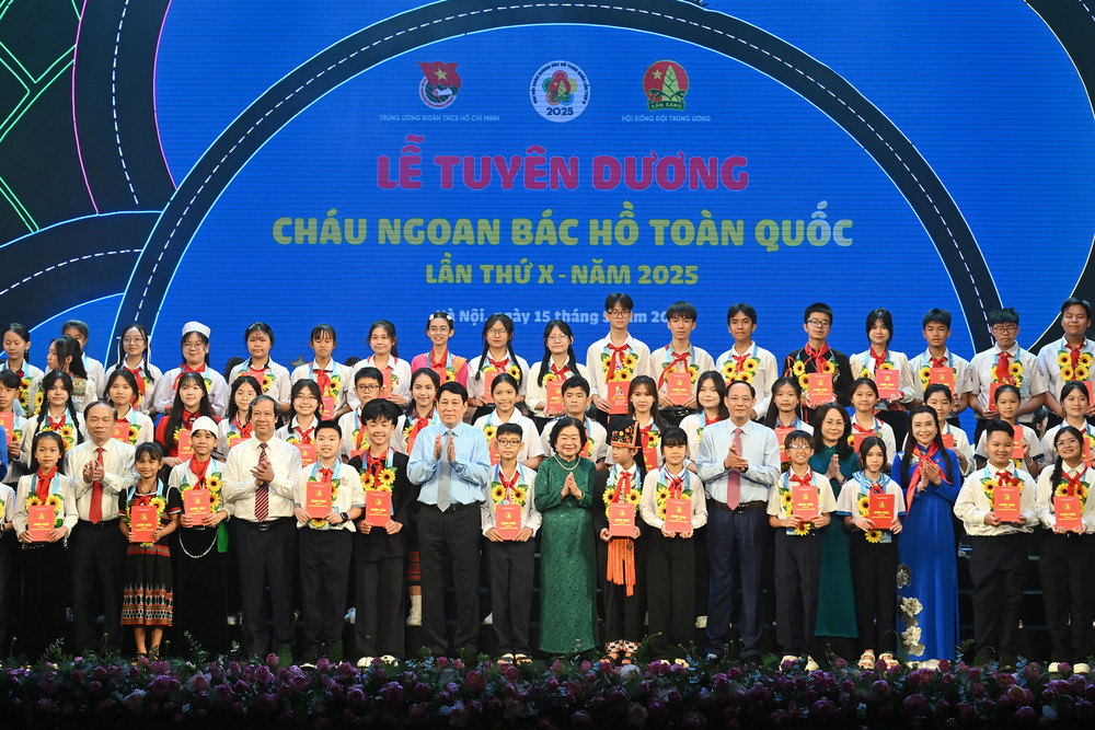 Chủ tịch nước Lương Cường cùng các đại biểu trao biểu trưng ảnh Bác Hồ và học bổng tặng các bạn đội viên, thiếu nhi có thành tích xuất sắc trong cả nước tại Lễ tuyên dương. Chủ tịch nước Lương Cường cùng các đại biểu trao biểu trưng ảnh Bác Hồ và học bổng tặng các bạn đội viên, thiếu nhi có thành tích xuất sắc trong cả nước tại Lễ tuyên dương.
