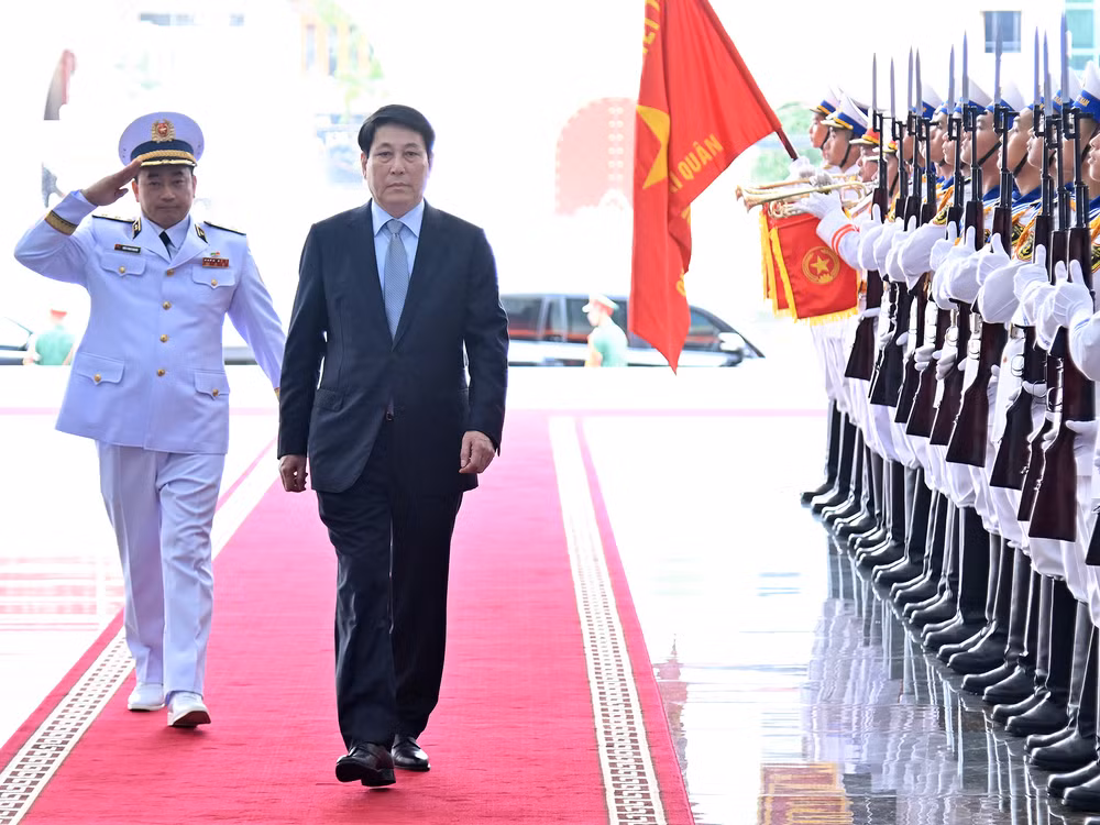 Chủ tịch nước Lương Cường duyệt Đội danh dự tại Lễ kỷ niệm.