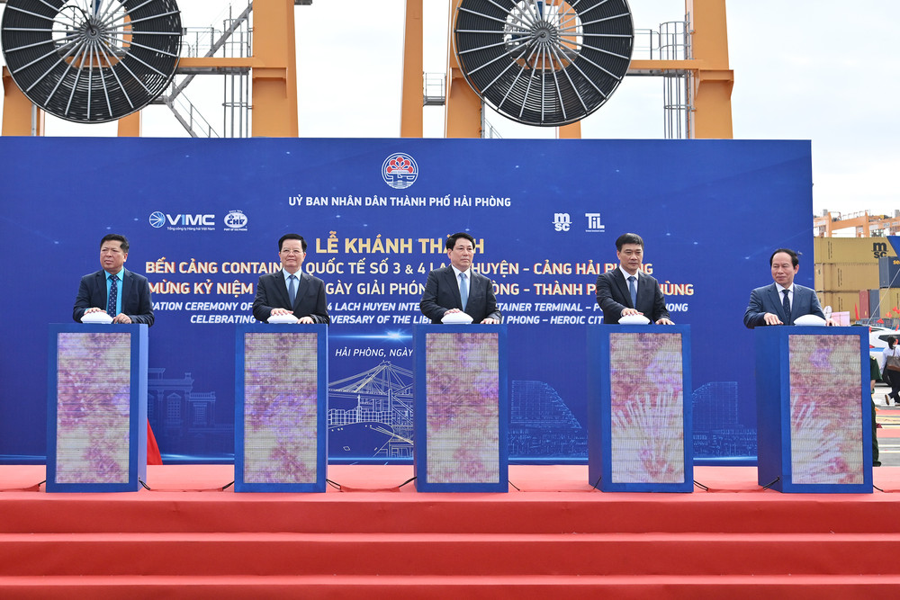Chủ tịch nước Lương Cường và các đại biểu bấm nút khánh thành bến cảng container quốc tế số 3 và 4 Lạch Huyện, Cảng Hải Phòng. Chủ tịch nước Lương Cường và các đại biểu bấm nút khánh thành bến cảng container quốc tế số 3 và 4 Lạch Huyện, Cảng Hải Phòng.