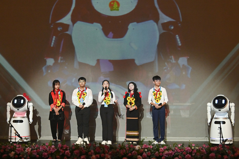 Phần giao lưu với hai bạn robot thông minh Minh Trí và Ngọc Hân của các bạn đội viên, thiếu nhi tại Lễ tuyên dương. Phần giao lưu với hai bạn robot thông minh Minh Trí và Ngọc Hân của các bạn đội viên, thiếu nhi tại Lễ tuyên dương.
