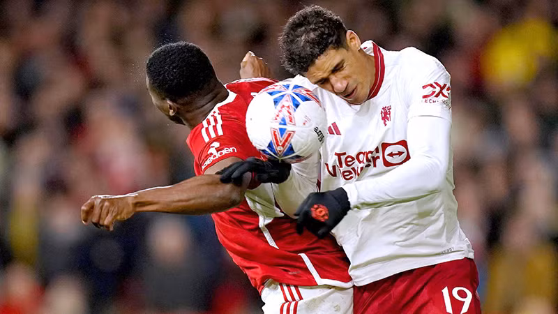 Varane (phải) trong một pha tranh chấp bằng đầu.