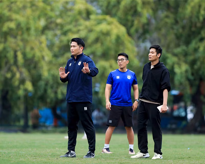 HLV Iwamasa được kỳ vọng sẽ giúp Hà Nội FC trở lại quỹ đạo chiến thắng. (Ảnh trong bài: HNFC) HLV Iwamasa được kỳ vọng sẽ giúp Hà Nội FC trở lại quỹ đạo chiến thắng. (Ảnh trong bài: HNFC)