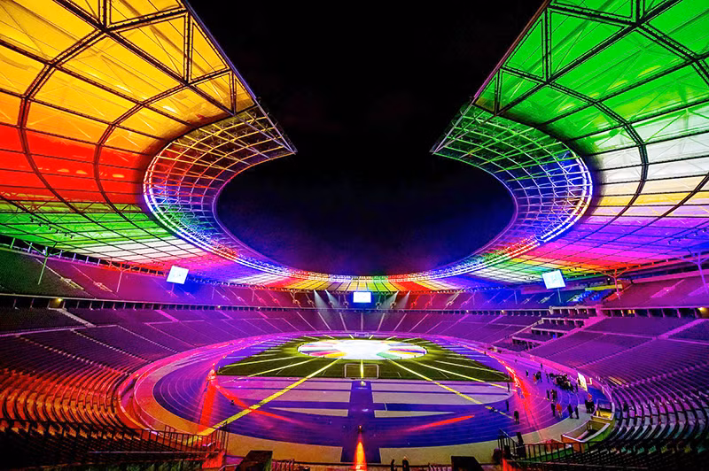 Sân vận động Olympiastadion Berlin đầy sắc mầu.