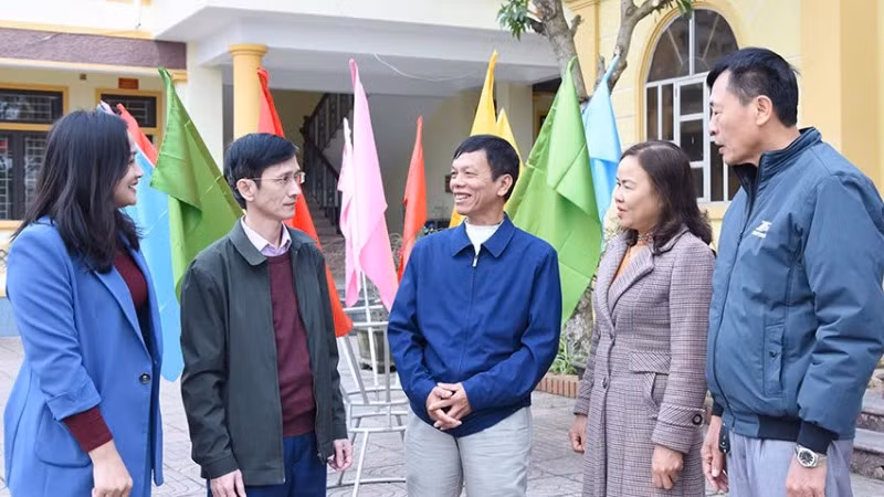 Đồng chí Phạm Viết Linh (sinh năm 1967), nguyên Chủ tịch Ủy ban Mặt trận Tổ quốc xã Trung Lộc cũ (Can Lộc), chia sẻ mong muốn nghỉ hưu trước tuổi với lãnh đạo đơn vị hành chính mới (thị trấn Đồng Lộc).