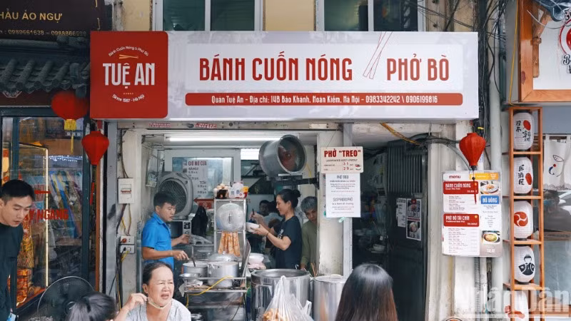 Quán "phở treo" trên phố Báo Khánh (quận Hoàn Kiếm, Hà Nội).