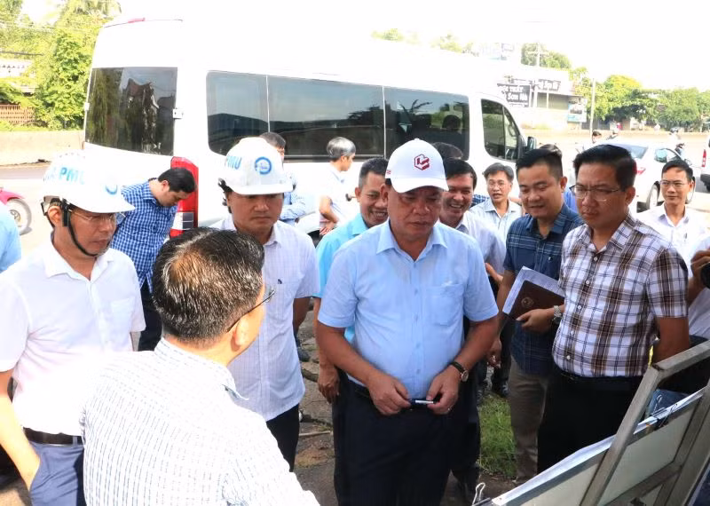 Phó Chủ tịch Ủy ban nhân dân tỉnh Đồng Nai Võ Tấn Đức kiểm tra tiến độ giải phóng mặt bằng dự án hai tuyến giao thông kết nối sân bay Long Thành.