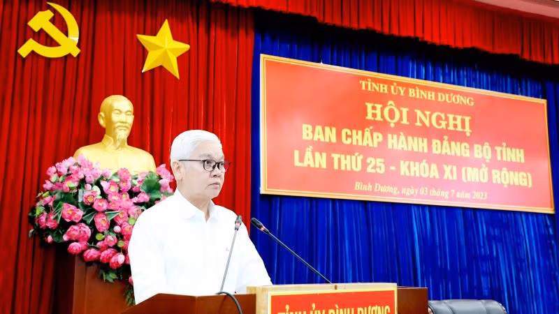 Bí thư Tỉnh ủy Bình Dương Nguyễn Văn Lợi phát biểu ý kiến tại hội nghị.