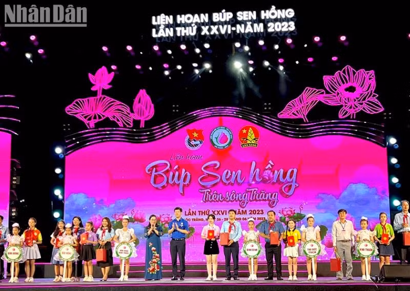 Phó Bí thư Thường trực Tỉnh ủy Sóc Trăng Hồ Thị Cẩm Đào và Phó Chủ tịch Thường trực Hội Đồng đội Trung ương Lê Hải Long tặng quà lưu niệm cho các đơn vị tham gia Liên hoan.