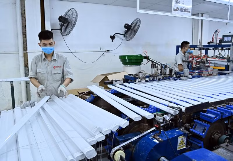 Sản xuất các sản phẩm đèn Led tại Công ty cổ phần Bóng đèn phích nước Rạng Đông.