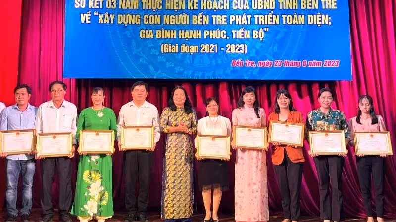 Trao bằng khen cho các tập thể, hộ gia đình và cá nhân đạt thành tích xuất sắc trong xây dựng con người Bến Tre phát triển toàn diện và gia đình hạnh phúc, tiến bộ.