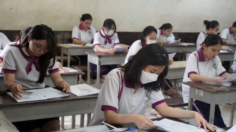 Các thí sinh đến điểm thi Trường THPT Trưng Vương, Quận 1, Thành phố Hồ Chí Minh nghe phổ biến quy chế thi.