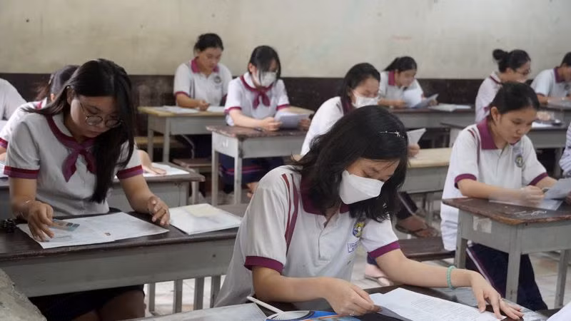 Các thí sinh đến điểm thi Trường THPT Trưng Vương, Quận 1, Thành phố Hồ Chí Minh nghe phổ biến quy chế thi.