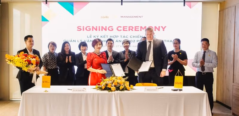 Bà Dư Thị Thanh Nga, Tổng Giám đốc T&amp;T Management và ông Matthew Powell, Giám đốc Savills Hà Nội ký kết hợp tác chiến lược với sự chứng kiến của đại diện lãnh đạo hai doanh nghiệp.