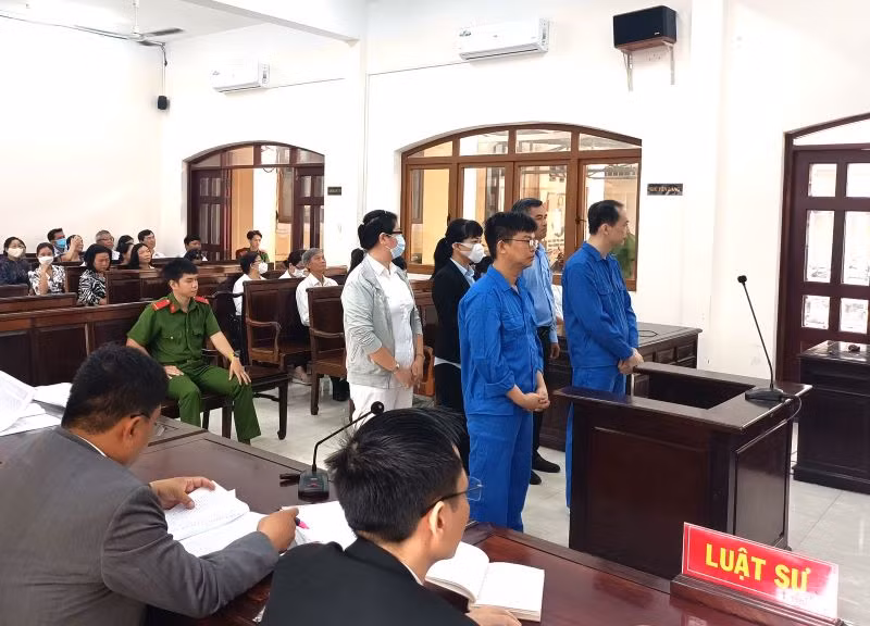 Các bị cáo tại phiên xét xử.