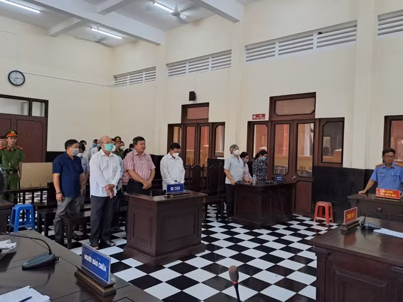 Các bị cáo tại phiên tòa xét xử.