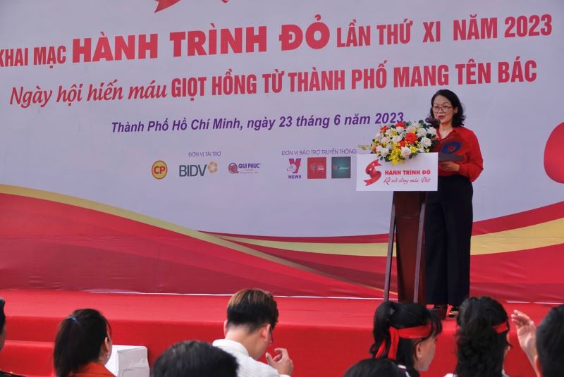 Bà Bùi Thị Hòa, Chủ tịch Trung ương Hội Chữ Thập đỏ Việt Nam, phát biểu tại lễ khai mạc.