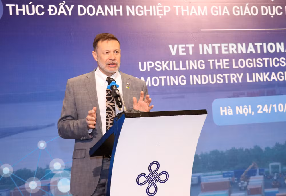 Đại sứ Australia tại Việt Nam, ngài Andrew Goledzinoski chia sẻ thông tin tại Diễn đàn.