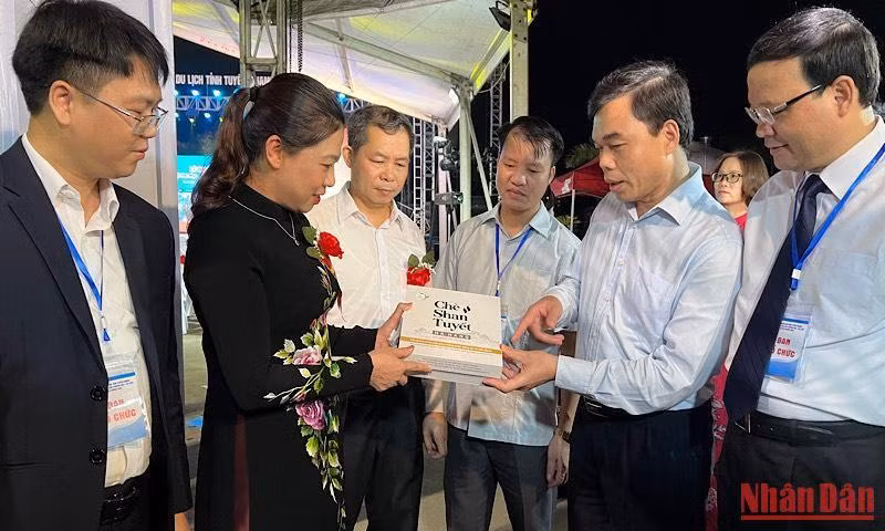 Các đại biểu tham quan gian hàng tại Hội chợ.